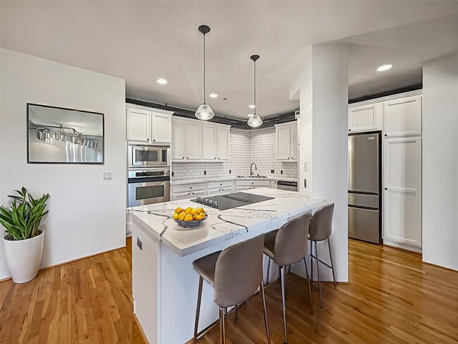 Building Photo - 1005 S Shepherd Dr