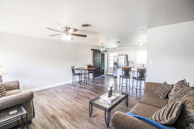 Building Photo - Cute 4 bed 2 bath house