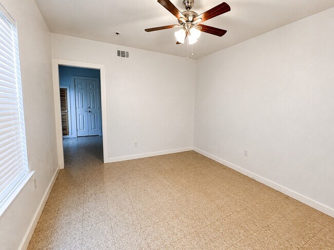 Foto del edificio - 2204 Hutchins St