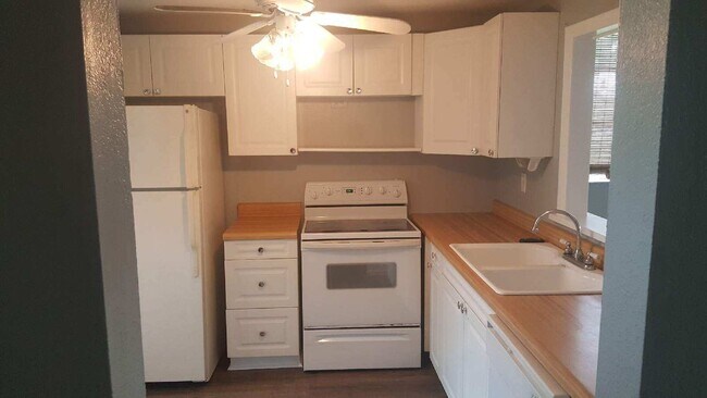 Kitchen - 410 NW 68th Ave