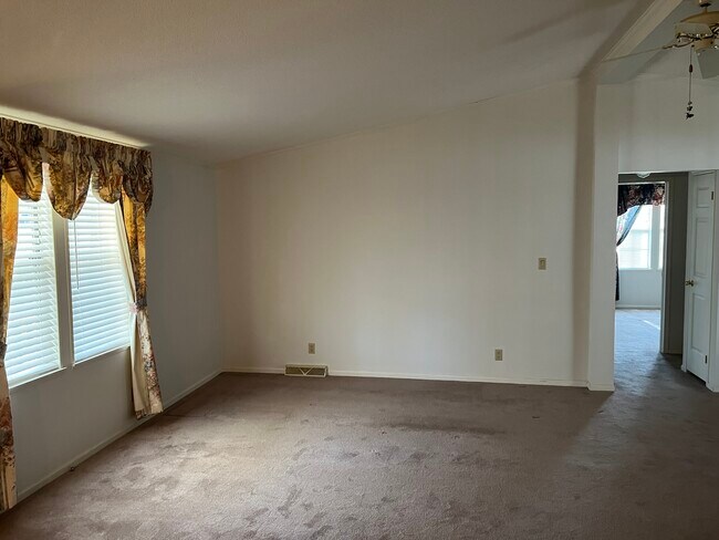 Den - 2039 Vista Rd