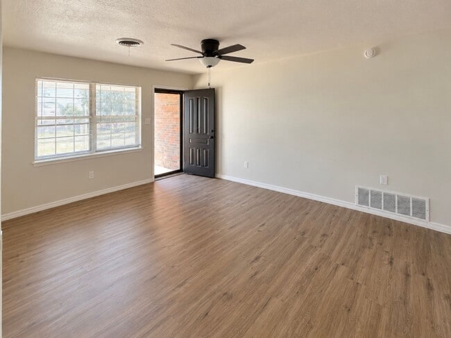 Building Photo - 4629 SE Brighton Pl