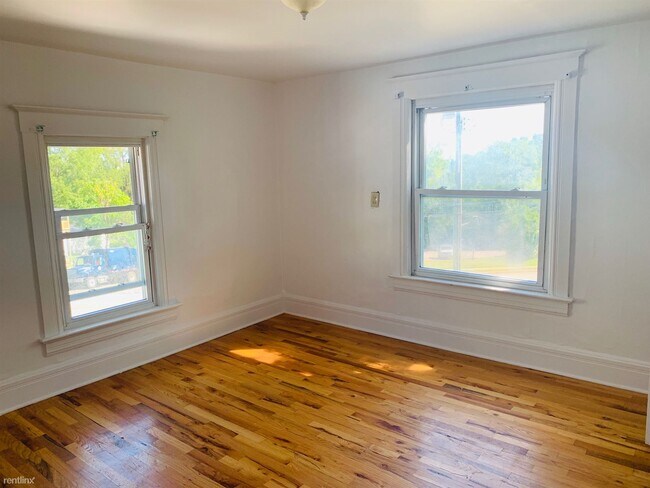 Building Photo - 806 W Michigan Ave