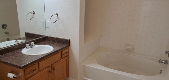 Building Photo - 2450 Windrow Dr