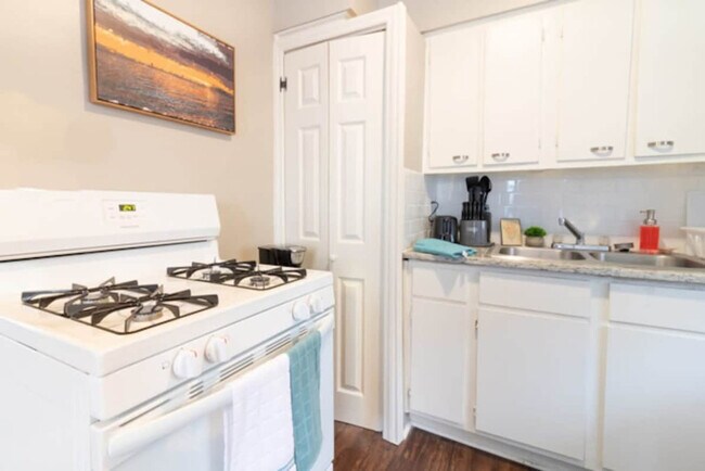 Foto del edificio - 3912 Crestview Dr