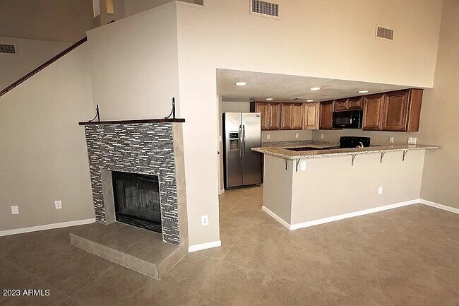 Building Photo - 707 N Country Club Way