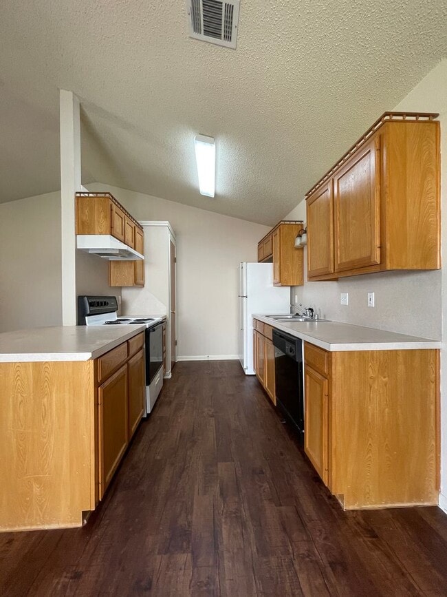 Building Photo - Duplex *LEASING SPECIAL AVAILABLE*
