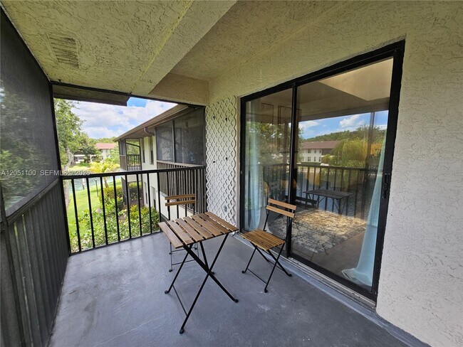 Foto del edificio - 5361 Treetops Dr