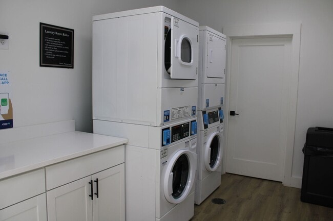 Building Photo - First month free ~ 1 bed / 1 bath on King ...
