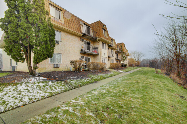 Building Photo - 277 Shorewood Dr