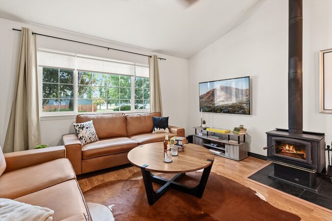 Foto del edificio - Glacier Chalet – Cozy Columbia Falls Retre...