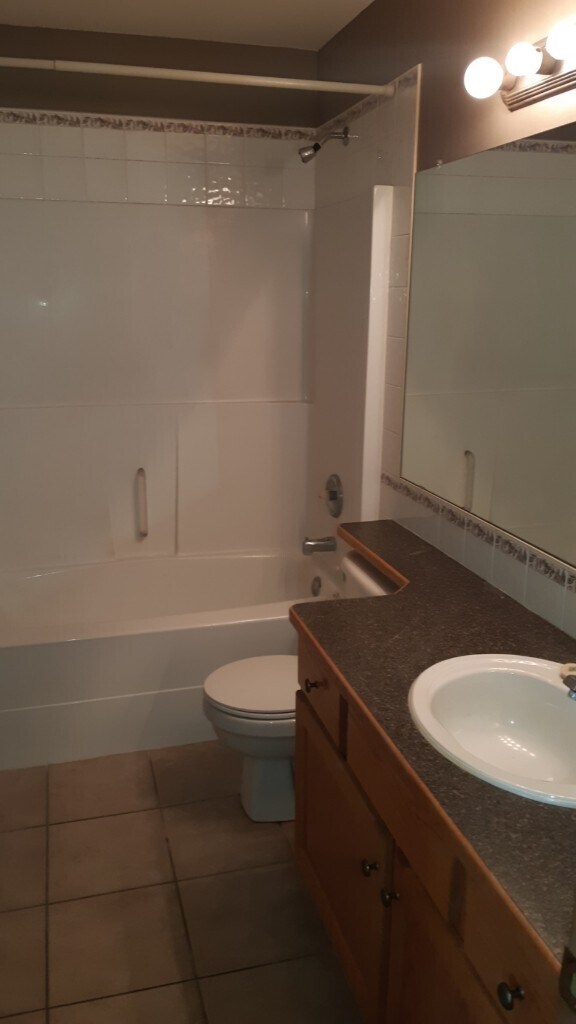 Photo du bâtiment - 5 Bed 2 Bath Unit in Sylvan Lake, AB