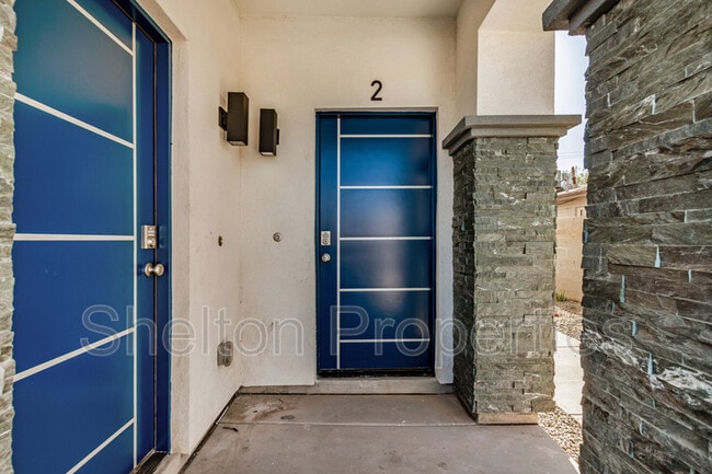 Building Photo - 1305 E Madison St