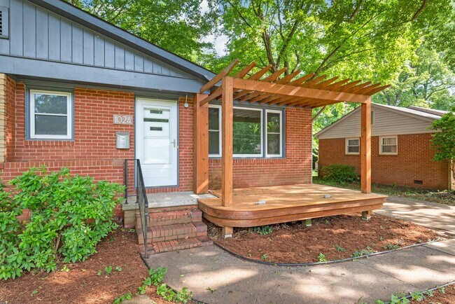 Building Photo - Beautiful Brick Ranch in Oakhurst!