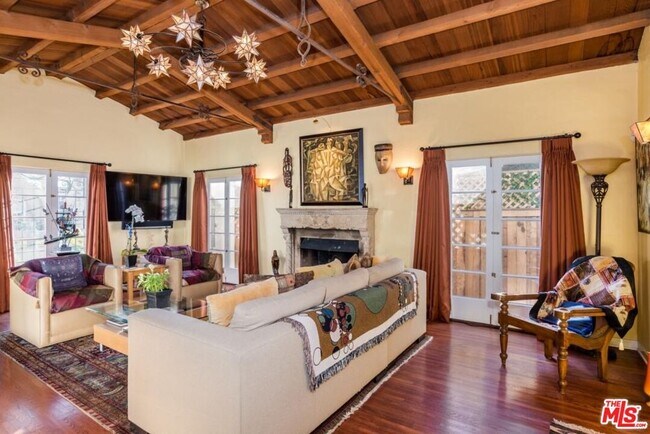 Foto del edificio - 6335 Warner Dr