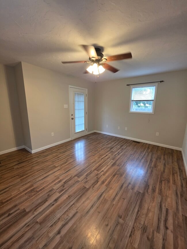 Building Photo - 324 3rd St