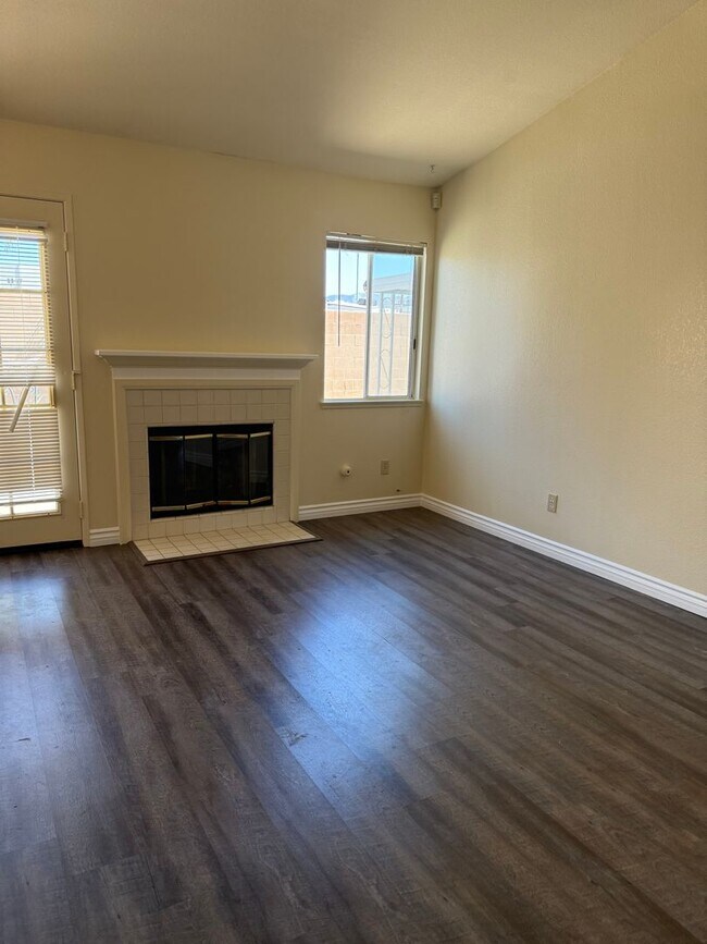 Building Photo - Moving in Ready