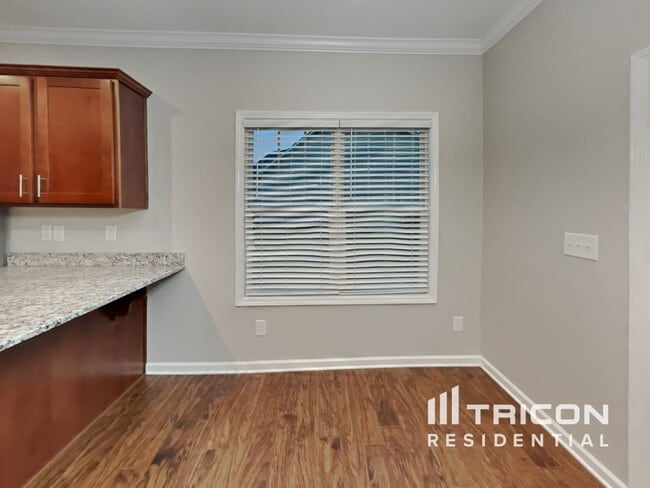Building Photo - 877 Juno Dr