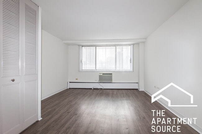 Building Photo - 441 W Oakdale Ave