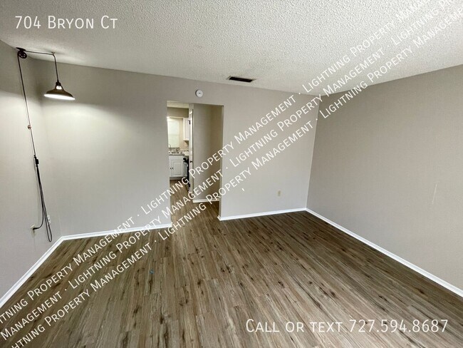 Building Photo - 704 Bryon Ct