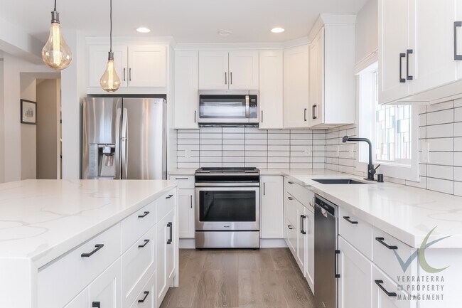 Foto del edificio - Stunning remodeled 4BD/3.5BA Seattle Craftsman with Solar, A/C & EV Charging for RENT- Available ...