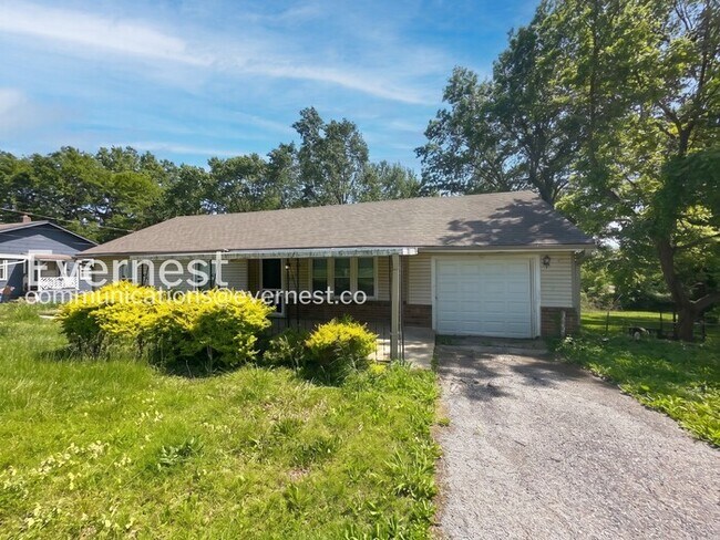 Foto del edificio - 3 Bed, 1.5 Bath Home with Fenced Yard and Garage / Pet-Friendly / Available Soon!
