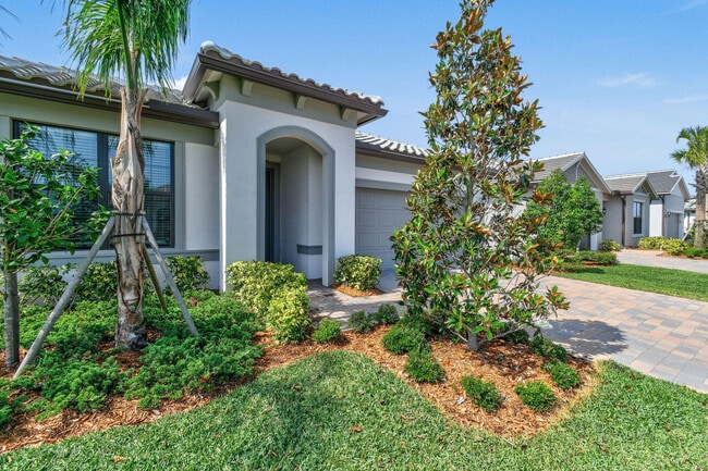 Building Photo - 758 SE Courances Dr