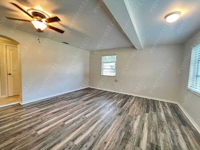 Building Photo - 427 6th St NE