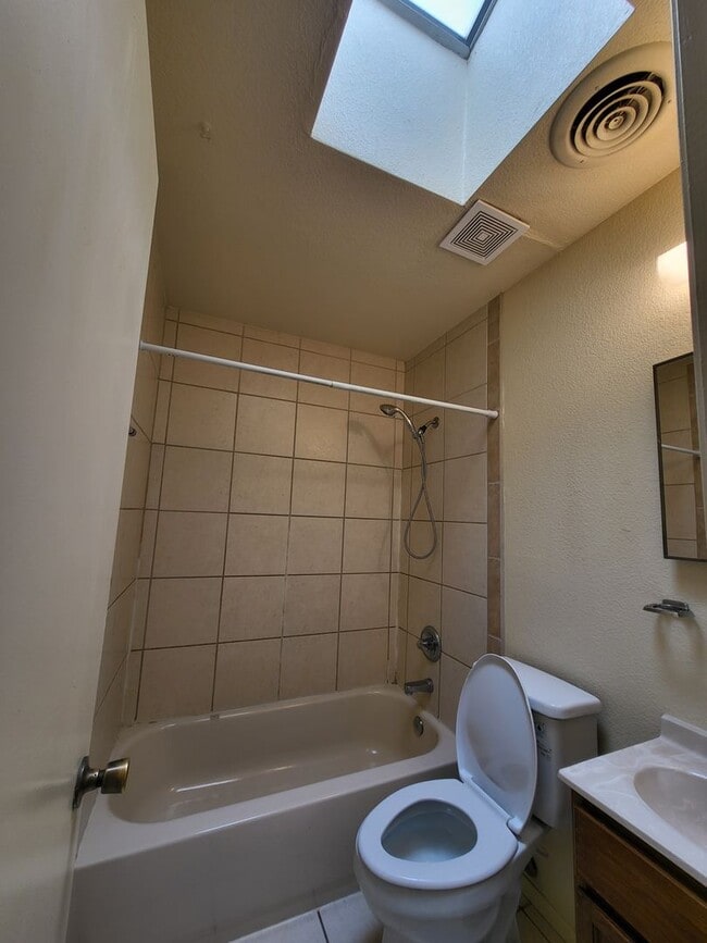 Building Photo - Quiet 2 Bed Apartment in Established Neighborhood