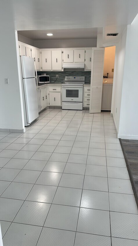 Foto principal - 9273 Collins Ave