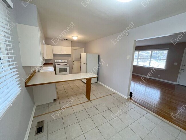 Building Photo - 4709 Clover Ln