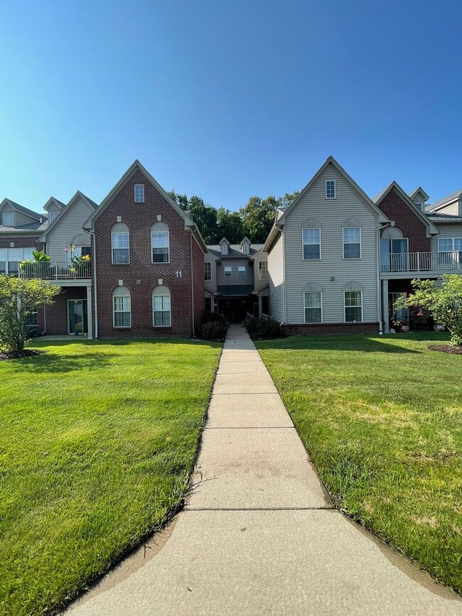 Building Photo - Upper Condo in Woodside Meadows