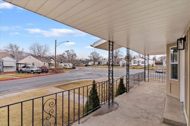 Foto del edificio - 153 Country Club Dr