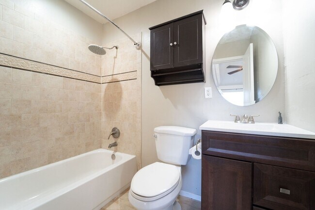 Building Photo - 2707 Robertson St