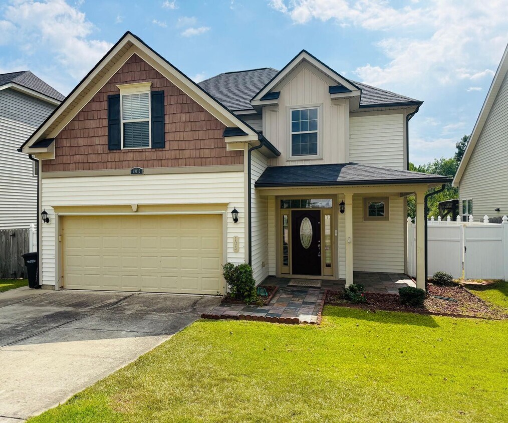 Primary Photo - Hidden 4 bedroom, 2.5 bathroom Gem!