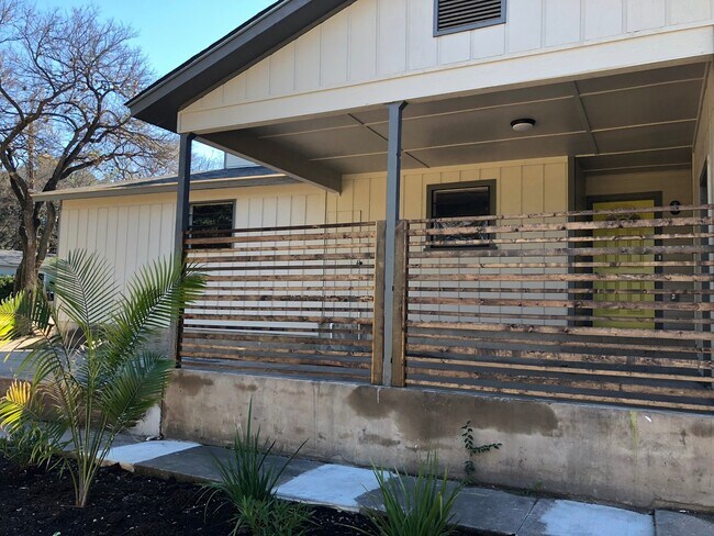 Foto del edificio - 3bed/1.5bath w/ Carport
