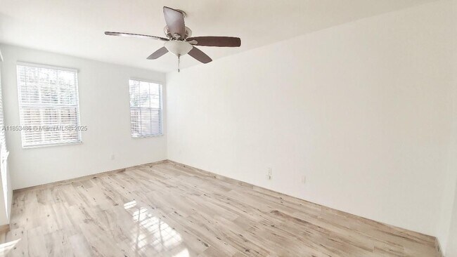 Foto del edificio - 265 Las Brisas Cir