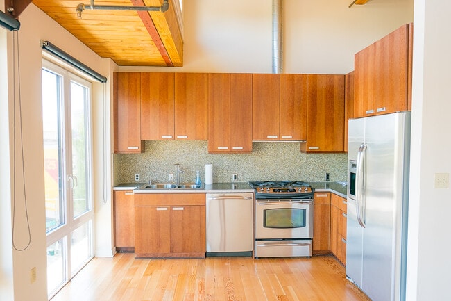 Stainless steel appliances - 1408 12th Ave