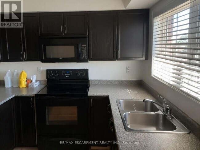 Photo du bâtiment - 8 - 2579 SIXTH LINE