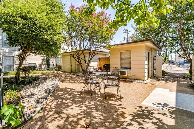 Patio interior común con mesas y parrilla al aire libre. Lavandería a la derecha. - 4901 Bryce Ave