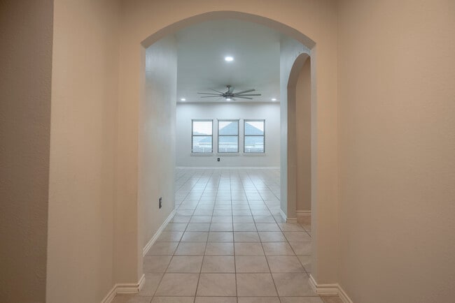 Building Photo - 1543 Meadowlake Dr
