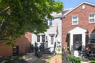 Building Photo - 847 20th St NE