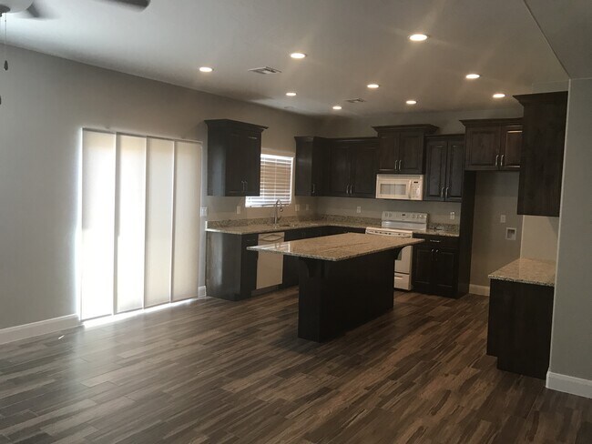 Building Photo - Townhouse in Santa Clara, close to new med...