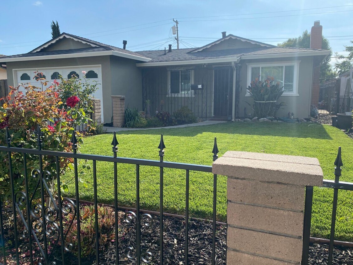 Foto principal - 3 br, 2 bath House - 4581 Bolero Drive