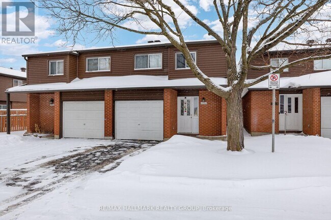 Photo du bâtiment - 1552 Queensdale Ave