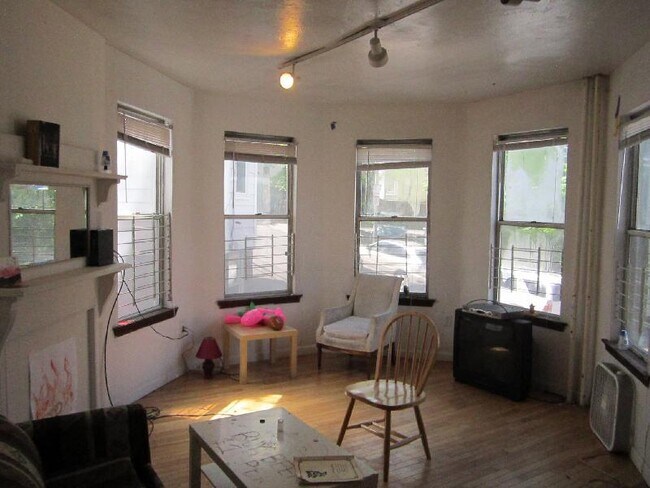 Foto del edificio - 10 Parker Hill Ave