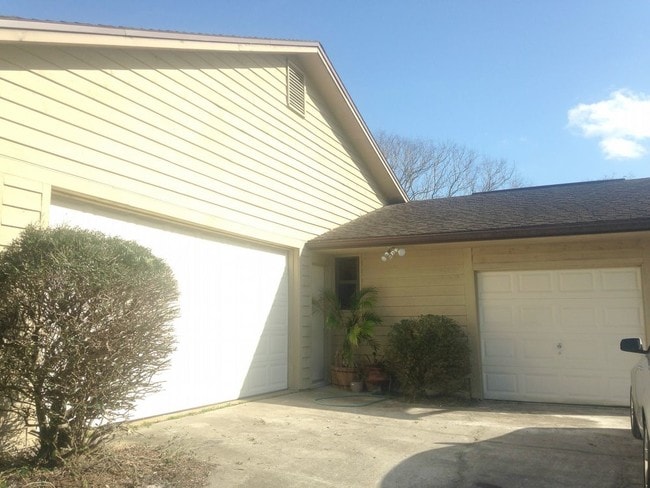 Building Photo - 1241 N Old Mill Dr