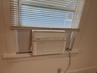 Aire acondicionado en sala de estar/comedor. - 239 Newport Ave