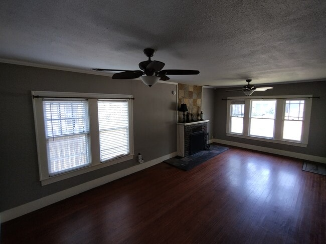 spacious living area - 826 W Lynwood Ave