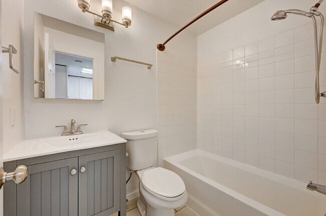 Foto del edificio - $1,995 - 2 Bed, 2 Bath Lofted Townhome in ...